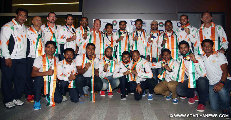 स्वदेश लौटी भारतीय हॉकी टीम, हवाई अड्डे पर भव्य स्वागत