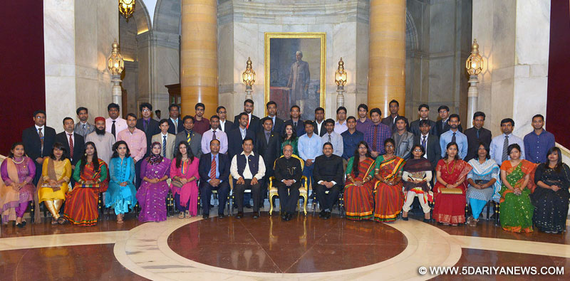 राष्ट्रपति, प्रणब मुखर्जी, 18 अक्टूबर 2014 को राष्ट्रपति भवन, नई दिल्ली में बंगलादेश के युवा प्रतिनिधिमंडल के सदस्यों के साथ। 