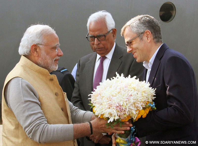 प्रधानमंत्री नरेंद्र मोदी श्रीनगर पहुंचे