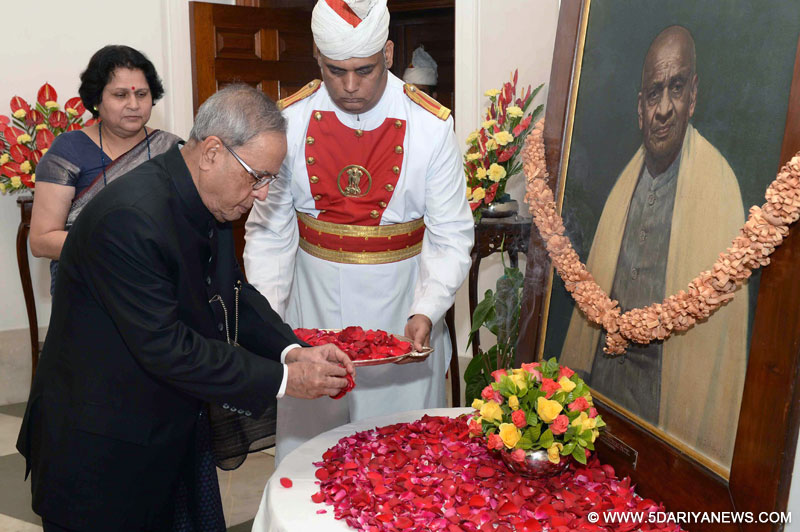 प्रणब मुखर्जी 31 अक्टूबर, 2014 को राष्ट्रपति भवन, नई दिल्ली में सरदार वल्लभ भाई पटेल की जयंती के अवसर पर उनकी तस्वीर पर पुष्पांजलि अर्पित करते हुए। 