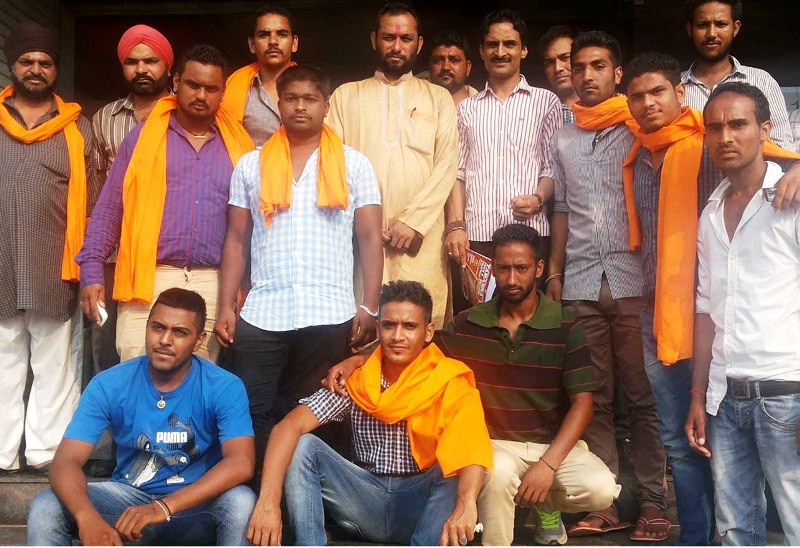 डेराबस्सी मे शिव सेना की बैठक दौरान राष्ट्रीय प्रधान पवन गुप्ता व धामी शर्मा पदाधिकारियों के साथ....फोटोग्राफर:- दिनेश