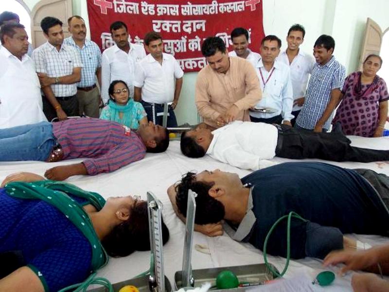 रक्तदान करने वालो को बैच लगाते हुए विधायक नरेन्द्र सांगवान। छाया:प्रशांत