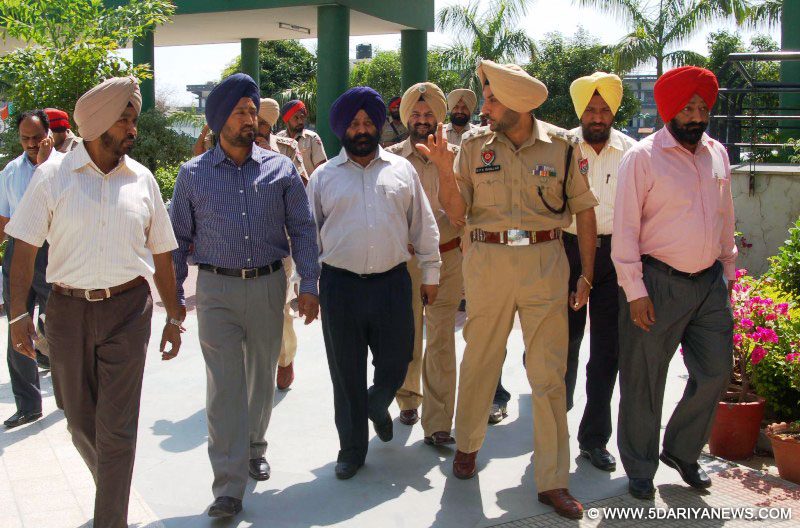 ਜ਼ਿਲ੍ਹਾ ਪੁਲੀਸ ਕਪਤਾਨ ਗੁਰਪ੍ਰੀਤ ਸਿੰਘ ਭੁੱਲਰ ਅਤੇ ਹੋਰ ਅਧਿਕਾਰੀ ਤਾਜ਼ਪੋਸ਼ੀ ਸਮਾਗਮ ਦੇ ਮਦੇਨਜ਼ਰ ਸੁਰੱਖਿਆ ਪ੍ਰਬੰਧਾਂ ਦਾ ਜਾਇਜ਼ਾ ਲੈਂਦੇ ਹੋਏ