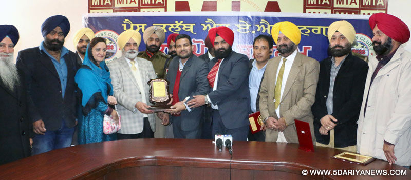 ਪ੍ਰੈੱਸ ਕਲੱਬ ਐਸ.ਏ.ਐਸ.ਨਗਰ ਦੇ ਚੇਅਰਮੈਨ ਨਰਿੰਦਰ ਸਿੰਘ ਝਾਂਮਪੁਰ ਅਤੇ ਪ੍ਰਧਾਨ ਹਿਲੇਰੀ ਵਿਕਟਰ ਪੰਜਾਬ ਦੇ ਸਿੱਖਿਆ ਅਤੇ ਭਾਸ਼ਾ ਮੰਤਰੀ ਸਿਕੰਦਰ ਸਿੰਘ ਮਲੂਕਾ ਅਤੇ ਚੇਅਰਪਰਸਨ ਜ਼ਿਲਾ ਯੋਜਨਾ ਕਮੇਟੀ ਬੀਬੀ ਅਮਨਜੋਤ ਕੌਰ ਰਾਮੂਵਾਲੀਆ ਨੂੰ ਸਨਮਾਨਿਤ ਕਰਦੇ ਹੋਏ।