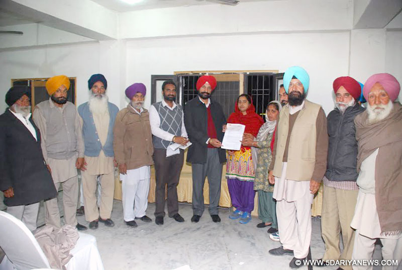 ਹਲਕਾ ਮੋਹਾਲੀ ਦੇ ਵਿਧਾਇਕ ਸ. ਬਲਬੀਰ ਸਿੰਘ ਸਿੱਧੂ ਨਜ਼ਦੀਕੀ ਪੈਂਦੇ ਪਿੰਡ ਲਾਂਡਰਾ ਵਿਖੇ ਪਿੰਡ ਦੀਆਂ ਗਲੀਆਂ ਨਾਲੀਆਂ ਲਈ 1.50 ਲੱਖ ਰੁਪਏ ਅਤੇ ਜਿੱਮ ਦਾ ਸਾਜੋ ਸਮਾਨ ਖਰੀਦਣ ਲਈ 1.50 ਲੱਖ ਰੁਪਏ ਦੀ ਗ੍ਰਾਟ ਦਾ ਚੈੱਕ ਪਿੰਡ ਵਾਸੀਆਂ ਅਤੇ ਯੁੱਥ ਕਲੱਬ ਦੇ ਮੈਂਬਰਾਂ ਨੂੰ ਸੌਪਦੇ ਹੋਏ ।