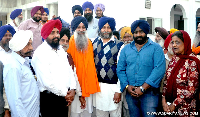 ਅਜੀਤਗੜ੍ਹ ਵਿਚਲੇ ਫੇਜ਼ 3 ਬੀ 1 ਦੇ ਗੁਰਦੁਆਰਾ ਸਾਚਾ ਧੰਨੁ ਸਾਹਿਬ ਦੀ ਪ੍ਰਬੰਧਕ ਕਮੇਟੀ ਦੇ ਮੁੜ ਬਣੇ ਪ੍ਰਧਾਨ ਪਰਮਜੀਤ ਸਿੰਘ ਨੂੰ ਸਨਮਾਨਿਤ ਕਰਦੇ ਹੋਏ ਯੂਥ ਪ੍ਰਧਾਨ ਹਰਮਨਪ੍ਰੀਤ ਸਿੰਘ ਪ੍ਰਿੰਸ , ਨਰਿੰਦਰ ਸਿੰਘ ਕੰਗ ਐਮ ਡੀ ਕੰਗ ਟਰੈਵਲਜ਼ ਅਤੇ ਹੋਰ।