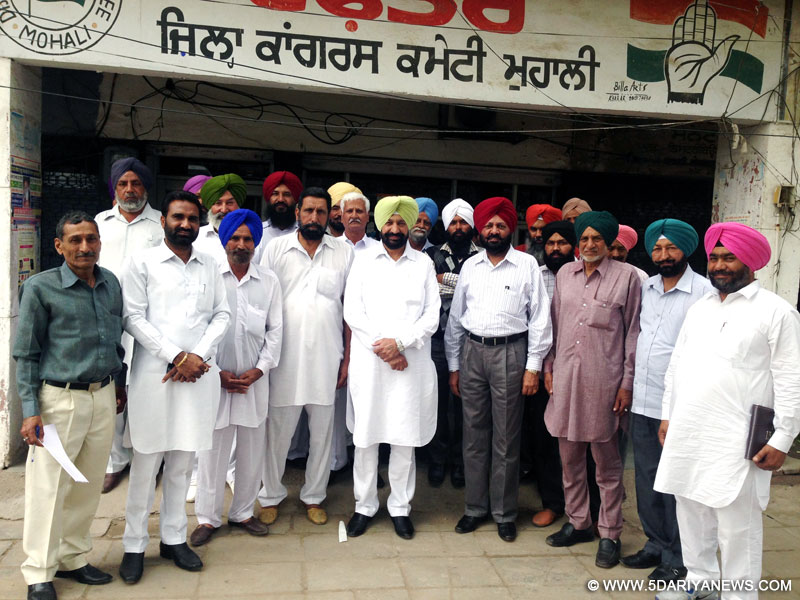 ਹਲਕਾ ਮੋਹਾਲੀ ਦੇ ਵਿਧਾਇਕ  ਬਲਬੀਰ ਸਿੰਘ ਸਿੱਧੂ ਮੀਟਿੰਗ ਦੋਰਾਨ ਪਿੰਡਾਂ ਦੇ ਪੰਚਾਂ, ਸਰਪੰਚਾਂ ਅਤੇ ਕਾਂਗਰਸ ਪਾਰਟੀ ਦੇ ਸਮਰਥਕਾਂ ਨਾਲ। 