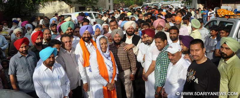 ਹਲਕਾ ਸ਼੍ਰੀ ਆਨੰਦਪੁਰ ਸਾਹਿਬ ਤੋਂ ਕਾਂਗਰਸ ਪਾਰਟੀ ਦੀ ਉਮੀਦਵਾਰ ਅੰਬਿਕਾ ਸੋਨੀ ਅਤੇ ਹਲਕਾ ਮੋਹਾਲੀ ਦੇ ਵਿਧਾਇਕ  ਬਲਬੀਰ ਸਿੰਘ ਸਿੱਧੂ ਨਜ਼ਦੀਕੀ ਪੈਂਦੇ ਪਿੰਡ ਬੱਲੋਂ ਮਾਜਰਾ ਵਿਖੇ ਇੱਕ ਮੀਟਿੰਗ ਦੋਰਾਨ।
