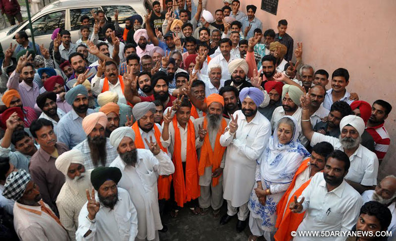 ਅਕਾਲੀ ਦਲ ਨੂੰ ਛੱਡ ਕੇ ਕਾਂਗਰਸ ਪਾਰਟੀ ਵਿਚ ਸ਼ਾਮਲ ਹੋਣ ਵਾਲੇ ਵਰਕਰਾਂ ਨੂੰ ਸਨਮਾਨਿਤ ਕਰਦੇ ਹੋਏ ਅੰਬਿਕਾ ਸੋਨੀ ਅਤੇ ਹਲਕਾ ਵਿਧਾਇਕ  ਬਲਬੀਰ ਸਿੰਘ ਸਿੱਧੂ। 