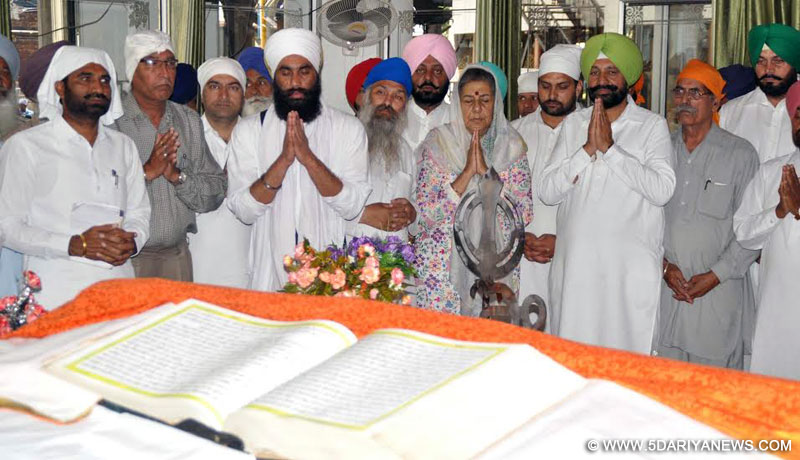 ਗੁਰਦੁਆਰਾ ਸਿੰਘ ਸ਼ਹੀਦਾਂ ਸੋਹਾਣਾ ਵਿਖੇ ਨਤਮਸਤਕ ਹੁੰਦੇ ਹੋਏ ਅੰਬਿਕਾ ਸੋਨੀ, ਹਲਕਾ ਵਿਧਾਇਕ ਬਲਬੀਰ ਸਿੰਘ ਸਿੱਧੂ ਅਤੇ ਹੋਰ
