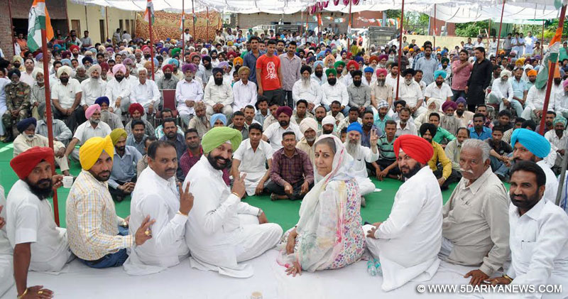 ਪਿੰਡ ਸਨੇਟਾ ਵਿਖੇ ਚੋਣ ਜਲਸੇ ਦੌਰਾਨ ਅੰਬਿਕਾ ਸੋਨੀ, ਵਿਧਾਇਕ ਬਲਬੀਰ ਸਿੰਘ ਸਿੱਧੂ, ਨਵਤੇਜ ਸਿੰਘ ਚੀਮਾ ਅਤੇ ਸੀਨੀਅਰ ਕਾਂਗਰਸੀ ਆਗੂ ਹਰਕੇਸ਼ ਚੰਦ ਸ਼ਰਮਾ ਮੱਛਲੀ ਕਲਾਂ ਤੇ ਹੋਰ।