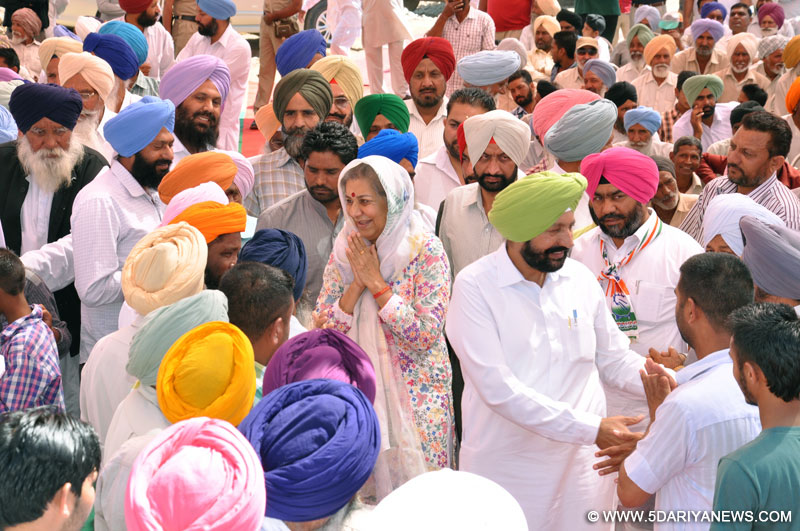 ਪਿੰਡ ਬਾਕਰਪੁਰ ਵਿਖੇ ਪੁਹੁੰਚਣ ਤੇ ਹਲਕਾ ਸ਼੍ਰੀ ਆਨੰਦਪੁਰ ਸਾਹਿਬ ਤੋਂ ਕਾਂਗਰਸ ਪਾਰਟੀ ਦੀ ਉਮੀਦਵਾਰ ਬੀਬੀ ਅੰਬਿਕਾ ਸੋਨੀ, ਵਿਧਾਇਕ ਬਲਬੀਰ ਸਿੰਘ ਸਿੱਧੂ ਦਾ ਇਲਾਕਾ ਨਿਵਾਸੀਆਂ ਤੋਂ ਇਲਾਵਾ ਪਿੰਡ ਦੀਆਂ ਔਰਤਾਂ ਵੱਲੋਂ ਜੋਰਦਾਰ ਸਵਾਗਤ ਕੀਤਾ ਗਿਆ।