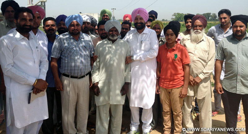 ਹਲਕਾ ਮੋਹਾਲੀ ਦੇ ਵਿਧਾਇਕ ਬਲਬੀਰ ਸਿੰਘ ਸਿੱਧੂ ਨਜ਼ਦੀਕੀ ਪੈਂਦੇ ਪਿੰਡ ਚਾਊਮਾਜਰਾ ਵਿਖੇ ਇੱਕ ਮੀਟਿੰਗ ਨੂੰ ਸੰਬੋਧਨ ਕਰਦੇ ਹੋਏ ਉਨ੍ਹਾਂ ਦੇ ਨਾਲ ਪਿੰਡ ਦੇ ਪਤਵੰਤੇ ਸੱਜਣ ਦਿਖਾਈ ਦੇ ਰਹੇ ਹਨ।