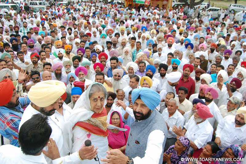 ਮੋਹਾਲੀ ਦੇ ਦੁਸ਼ਹਿਰਾ ਗਰਾਊਂਡ ਵਿਖੇ ਅੰਬਿਕਾ ਸੋਨੀ ਵੱਡੇ ਇਕੱਠ ਨੂੰ ਸੰਬੋਧਨ ਕਰਦੇ ਹੋਏ, ਨਾਲ ਵਿਧਾਇਕ ਬਲਬੀਰ ਸਿੰਘ ਸਿੱਧੂ, ਵਿਧਾਇਕ ਕੇਵਲ ਸਿੰਘ ਢਿੱਲੋਂ। 