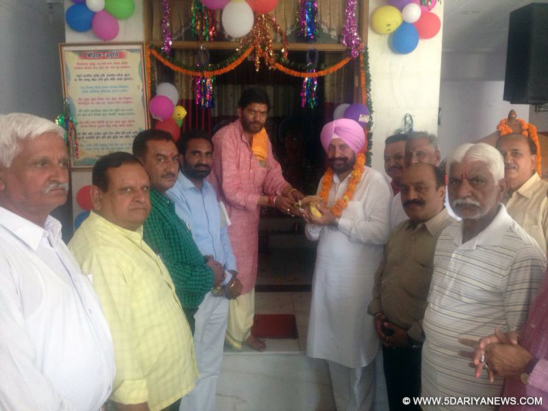 ਵਿਧਾਇਕ ਬਲਬੀਰ ਸਿੰਘ ਸਿੱਧੂ ਨੂੰ ਮੰਦਰ ਵਿਖੇ ਪੰਡਿਤ ਜੀ ਪ੍ਰਸਾਦ ਦਿੰਦੇ ਹੋਏ, ਨਾਲ ਹਨ ਮੰਦਰ ਕਮੇਟੀ ਦੇ ਪ੍ਰਬੰਧਕ