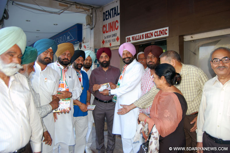 ਵਿਧਾਇਕ ਬਲਬੀਰ ਸਿੰਘ ਸਿੱਧੂ ਆਪਣੇ ਸਾਥੀਆਂ ਸਮੇਤ ਮਾਰਕੀਟਾਂ ਵਿਚ ਜਾ ਕੇ ਦੁਕਾਨਦਾਰਾਂ ਕੋਲੋਂ ਵੋਟਾਂ ਦੀ ਮੰਗ ਕਰਦੇ ਹੋਏ। 