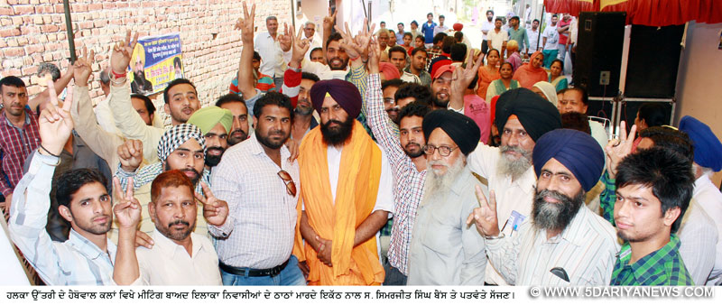 ਹਲਕਾ ਉੱਤਰੀ ਦੇ ਹੈਬੋਵਾਲ ਕਲਾਂ ਵਿਖੇ ਮੀਟਿੰਗ ਬਾਅਦ ਇਲਾਕਾ ਨਿਵਾਸੀਆਂ ਦੇ ਠਾਠਾਂ ਮਾਰਦੇ ਇਕੱਠ ਨਾਲ ਸਿਮਰਜੀਤ ਸਿੰਘ ਬੈਂਸ ਤੇ ਪਤਵੰਤੇ ਸੱਜਣ।