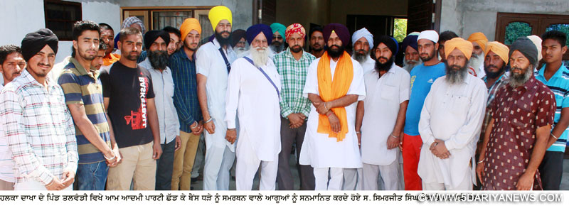 ਹਲਕਾ ਦਾਖਾ ਦੇ ਪਿੰਡ ਤਲਵੰਡੀ ਵਿਖੇ ਆਮ ਆਦਮੀ ਪਾਰਟੀ ਛੱਡ ਕੇ ਬੈਂਸ ਧੜੇ ਨੂੰ ਸਮਰਥਨ ਵਾਲੇ ਆਗੂਆਂ ਨੂੰ ਸਨਮਾਨਿਤ ਕਰਦੇ ਹੋਏ ਸਿਮਰਜੀਤ ਸਿੰਘ ਬੈਂਸ ਤੇ ਪਤਵੰਤੇ ਸੱਜਣ