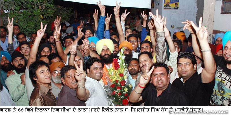 ਵਾਰਡ ਨੰ 66 ਵਿਖੇ ਇਲਾਕਾ ਨਿਵਾਸੀਆਂ ਦੇ ਠਾਠਾਂ ਮਾਰਦੇ ਇਕੱਠ ਨਾਲ ਸਿਮਰਜੀਤ ਸਿੰਘ ਬੈਂਸ ਤੇ ਪਤਵੰਤੇ ਸੱਜਣ।