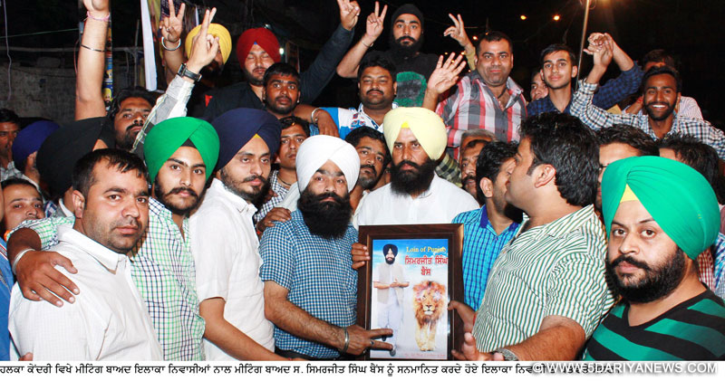 ਹਲਕਾ ਕੇਂਦਰੀ ਵਿਖੇ ਮੀਟਿੰਗ ਬਾਅਦ ਇਲਾਕਾ ਨਿਵਾਸੀਆਂ ਨਾਲ ਮੀਟਿੰਗ ਬਾਅਦ ਸਿਮਰਜੀਤ ਸਿੰਘ ਬੈਂਸ ਨੂੰ ਸਨਮਾਨਿਤ ਕਰਦੇ ਹੋਏ ਇਲਾਕਾ ਨਿਵਾਸੀ ਤੇ ਪਤਵੰਤੇ ਸੱਜਣ