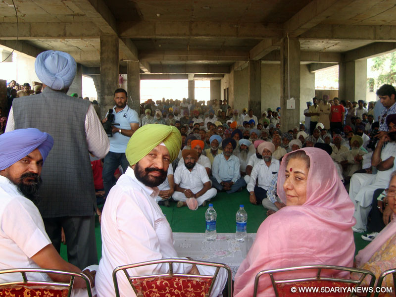 ਨਜਦੀਕੀ ਪੈਂਦੇ ਪਿੰਡ ਮਨੋਲੀ ਵਿਖੇ ਸਮਾਗਮ ਦੋਰਾਨ ਕਾਂਗਰਸੀ ਉਮੀਦਵਾਰ ਬੀਬੀ ਅੰਬਿਕਾ ਸੋਨੀ ਅਤੇ ਹਲਕਾ ਵਿਧਾਇਕ ਬਲਬੀਰ ਸਿੰਘ ਸਿੱਧੂ ਦਿਖਾਈ ਦੇ ਰਹੇ ਹਨ।