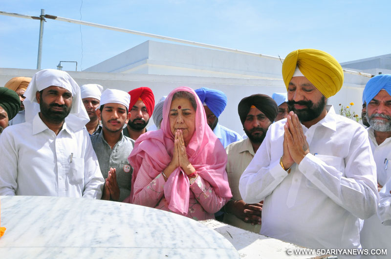 ਇਤਿਹਾਸਕ ਪਿੰਡ ਦਾਊ ਵਿਖੇ ਕਾਂਗਰਸ ਪਾਰਟੀ ਦੀ ਉਮੀਦਵਾਰ ਬੀਬੀ ਅੰਬਿਕਾ ਸੋਨੀ ਹਲਕਾ ਵਿਧਾਇਕ ਬਲਬੀਰ ਸਿੰਘ ਸਿੱਧੂ ਗੁਰਦੁਆਰਾ ਸਾਹਿਬ ਨਤਮਸਤਕ ਹੁੰਦੇ ਹੋਏ ।