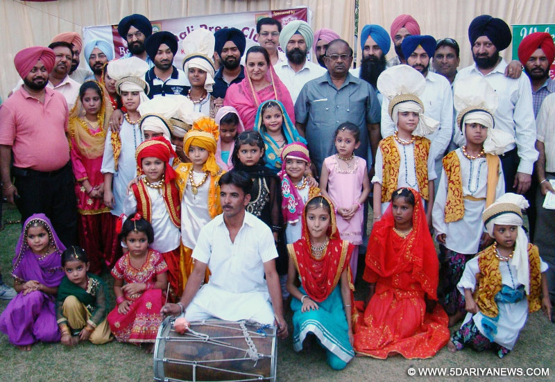 ਮੁੱਖ ਸੰਸਦੀ ਸਕੱਤਰ ਭੰਗੜਾ ਵਰਕਸ਼ਾਪ ਵਿੱਚ ਹਿੱਸਾ ਲੈਣ ਵਾਲੇ ਬੱਚਿਆਂ ਅਤੇ ਕਲੱਬ ਦੇ ਆਹੁਦੇਦਾਰਾਂ ਨਾਲ ਗਰੁੱਪ ਫੋਟੋ ਵਿੱਚ ਵੀ ਖੜੇ ਦਿਖਾਈ ਦੇ ਰਹੇ ਹਨ।