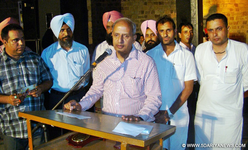 ਪ੍ਰੈੱਸ ਕਲੱਬ ਐਸ.ਏ.ਐਸ.ਨਗਰ ਵੱਲੋਂ ਕਰਵਾਏ ਗਏ ਸਾਵਣ ਮੇਲੇ ਦੌਰਾਨ ਮੁੱਖ ਮੰਤਰੀ ਪੰਜਾਬ ਸਰਦਾਰ ਪਰਕਾਸ ਸਿੰਘ ਬਾਦਲ ਦੇ ਕੌਮੀ ਮਾਮਲਿਆ ਸਬੰਧੀ ਤੇ ਮੀਡੀਆ ਸਲਾਹਾਕਾਰ ਹਰਚਰਨ ਬੈਂਸ ਸਮਾਗਮ ਨੂੰ ਸੰਬੋਧਨ ਕਰਦੇ ਹੋਏ।