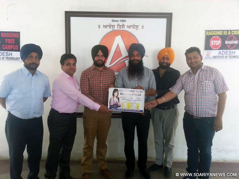 ਡਾਇਰੈਕਟਰ -ਟੈਕਨੀਕਲ ਇੰਜ: ਗੁਰਫਤਿਹ ਸਿੰਘ ਗਿੱਲ ਅਤੇ ਹੋਰ ਸਕਾਲਰਸਿਪ ਪਾਲਸੀ ਦਾ ਪੋਸਟਰ ਜਾਰੀ ਕਰਦੇ ਹੋਏ|