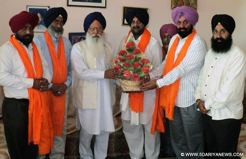 ਜਥੇਦਾਰ ਬਡਾਲੀ, ਜੋਗਿੰਦਰ ਸਿੰਘ ਸਲੈਚ ਤੇ ਸਵਰਨ ਸਿੰਘ ਅਤੇ ਹੋਰਨਾਂ ਆਗੂਆਂ ਨੂੰ ਸਨਮਾਨਤ ਕਰਦੇ ਹੋਏ।