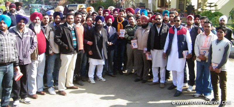 ਹਰਭਜਨ ਮਾਨ, ਪਰਮਜੀਤ ਕਾਹਲੋਂ ਫੇਜ 7 ਵਿੱਚ ਘਰ ਘਰ ਵੋਟਾਂ ਮੰਗਦੇ ਹੋਏ।