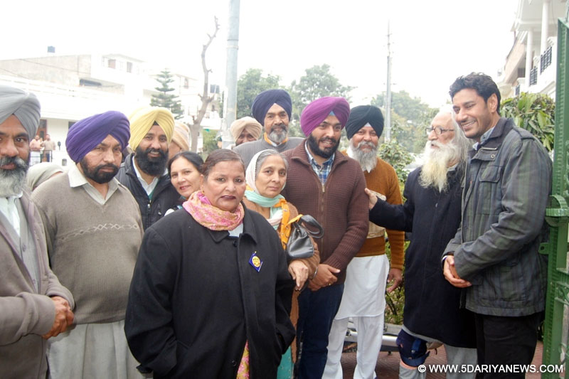 ਹਰਭਜਨ ਮਾਨ,ਬੱਬੀ ਬਾਦਲ ਫੇਜ਼ 11 ਘਰ ਘਰ ਪ੍ਰਚਾਰ ਕਰਦੇ ਹੋਏ