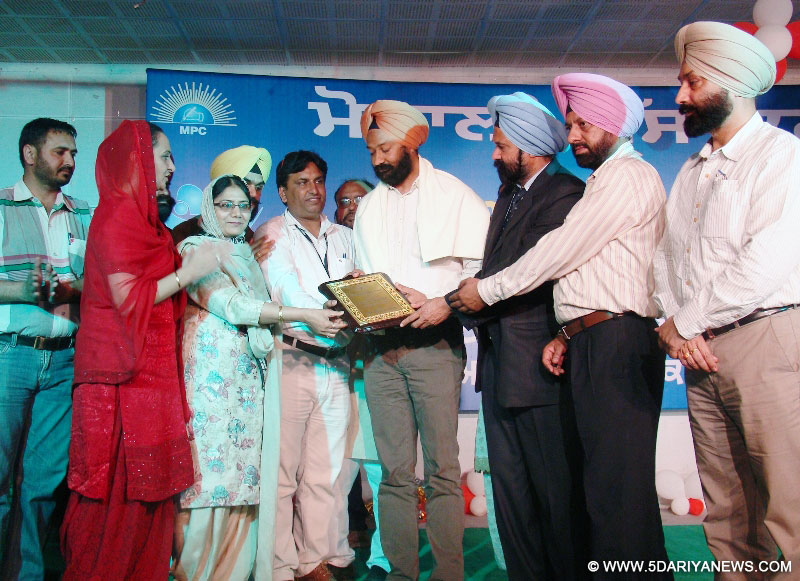 ਮੁਹਾਲੀ ਪ੍ਰੈਸ ਕਲੱਬ ਵੱਲੋਂ ਪਰਲਜ਼ ਗਰੁੱਪ ਦੇ ਸਹਿਯੋਗ ਨਾਲ ਪੈਰਾਗਾਨ ਸੀਨੀਅਰ ਸੈਕੰਡਰੀ ਸਕੂਲ ਸੈਕਟਰ –71 ਮੁਹਾਲੀ ਵਿਖੇ ਕੌਮਾਂਤਰੀ ਮਹਿਲਾ ਦਿਵਸ ਮੌਕੇ ਕਰਵਾਏ ਗਏ ਸਮਾਗਮ ਦੌਰਾਨ ਵਿੱਤ ਤੇ ਯੋਜਨਾ ਮੰਤਰੀ ਪੰਜਾਬ ਸ੍ਰ ਪਰਮਿੰਦਰ ਸਿੰਘ ਢੀਂਡਸਾ ਨੂੰ ਕਲੱਬ ਦੇ ਆਹੁਦੇਦਾਰ ਸਨਮਾਨਿਤ ਕਰਦੇ ਹੋਏ।