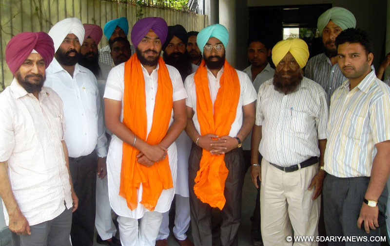 ਹਰਸੁਖਇੰਦਰ ਸਿੰਘ ਬੱਬੀ ਬਾਦਲ ਤੇ ਪਰਮਿੰਦਰ ਸਿੰਘ ਸਿੱਧੂ ਸਮਾਗਮ ਦੋਰਾਨ ਜਗਪਾਲ ਸਿੰਘ ਚਹਿਲ ਨੂੰ ਜ਼ਿਲਾ ਬਾਰ ਐਸੋਸੀਏਸ਼ਨ ਫਤਿਹਗੜ੍ਹ ਸਾਹਿਬ ਦਾ ਜਨਰਲ ਸਕੱਤਰ ਬਨਣ ਤੇ ਸਨਮਾਨ ਕਰਦੇ ਹੋਏ।