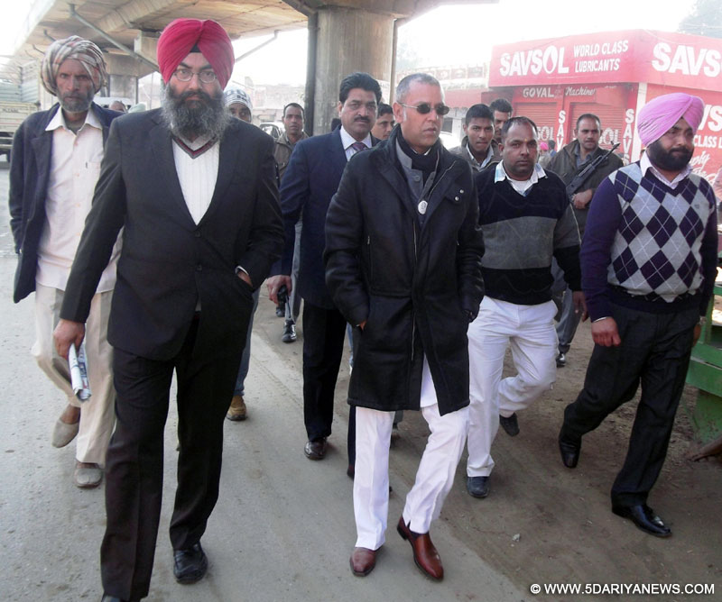 ਅਰਵਿੰਦ ਖੰਨਾ ਨਾਲ ਚੋਣ ਪ੍ਰਚਾਰ ਕਰਦੇ ਹੋਏ ਪ੍ਰੋ. ਸਰਚਾਂਦ ਸਿੰਘ ਅਤੇ ਹੋਰ ਸਾਥੀ।
