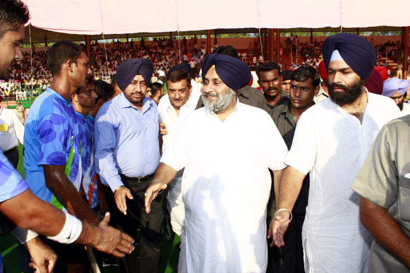 ਪੰਜਾਬ ਦੇ ਉਪਮੁੱਖ ਮੰਤਰੀ ਫਰੀਦਕੋਟ ਵਿਖੇ ਹਾਕੀ ਦੇ ਫਾਈਨਲ ਮੈਚ ਦੇ ਖਿਡਾਰੀਆਂ ਦੀ ਹੌਂਸਲਾਅਫਜਾਈ ਕਰਦੇ ਹੋਏ। 