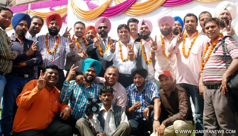 ਮੋਹਾਲੀ ਪ੍ਰੈਸ ਕਲੱਬ ਦੀ ਨਵੀਂ ਚੁਣੀ ਟੀਮ ਵਿਕਟਰੀ ਦਾ ਨਿਸ਼ਾਨ ਦਿਖਾਂਦੇ ਹੋਏ।