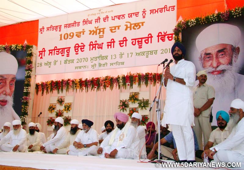 ਮਾਲ, ਸੂਚਨਾ ਤੇ ਲੋਕ ਸੰਪਰਕ ਮੰਤਰੀ ਪੰਜਾਬ ਬਿਕਰਮ ਸਿੰਘ ਮਜੀਠੀਆ, ਸ੍ਰੀ ਭੈਣੀ ਸਾਹਿਬ ਵਿਖੇ ਸ੍ਰੀ ਸਤਿਗੁਰੂ ਜਗਜੀਤ ਸਿੰਘ ਜੀ ਦੀ ਪਾਵਨ ਯਾਦ ਨੂੰ ਸਮਰਪਿਤ 109ਵੇਂ ਅੱਸੂ ਦੇ ਮੇਲੇ ਤੇ ਆਯੋਜਤ ਸਮਾਗਮ ਨੂੰ ਸੰਬੋਧਨ ਕਰਦੇ ਹੋਏ। 